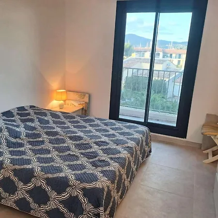 Appartement Marcogdu- Proche De Saint-tropez Pour 4 Personnes Avec Vue Sur La Marina *
